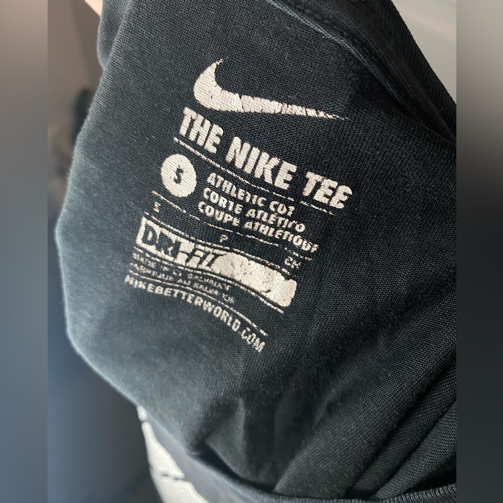 NIKE DRY FIT MEN'S GRAPHIC SHORT SLEEVE, SIZE SMALL - Picture 3 of 3